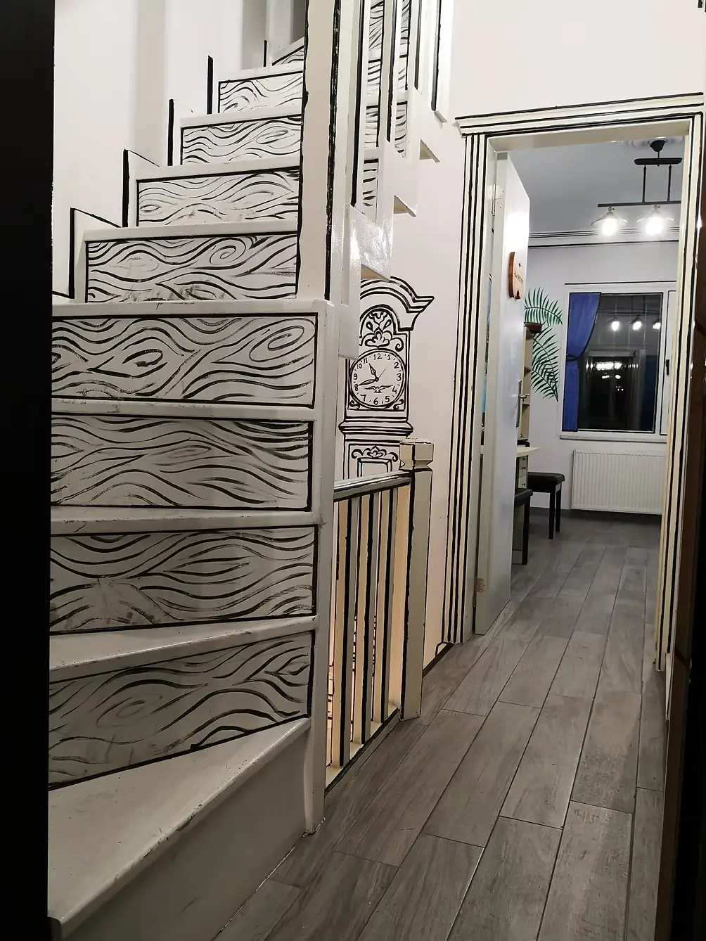 İllüstrasyonlu duvarlarla çevrili koridor